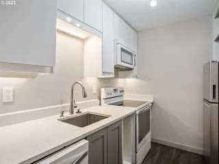 Photo #5: 23504498 Listing