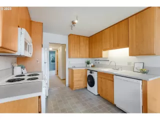 Photo #5: 23505061 Listing