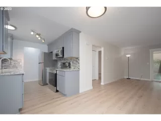 Photo #5: 23507982 Listing