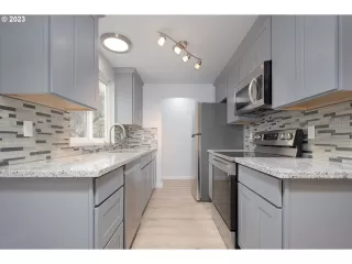 Photo #6: 23507982 Listing