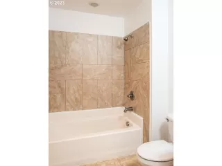 Photo #6: 23510404 Listing 