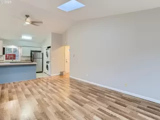 Photo #5: 23510473 Listing