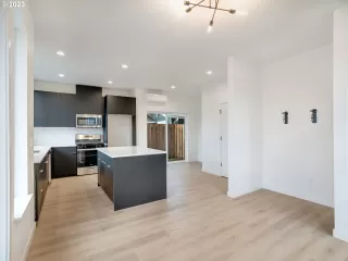 Photo #3: 23512887 Listing