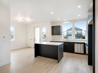 Photo #4: 23512887 Listing