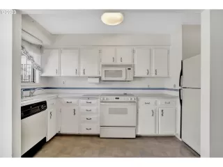 Photo #3: 23516729 Listing