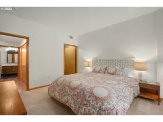 Photo #5: 23521878 Listing