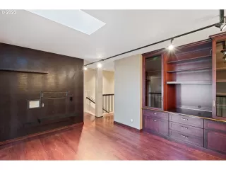 Photo #5: 23523140 Listing