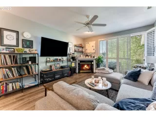 Photo #4: 23523965 Listing