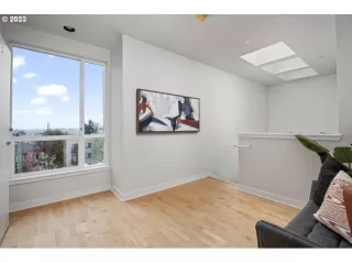 Photo #5: 23525063 Listing