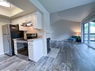 Photo #5: 23525903 Listing