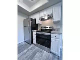 Photo #6: 23525903 Listing