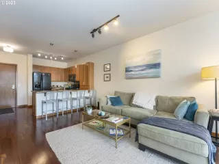 Photo #5: 23525975 Listing