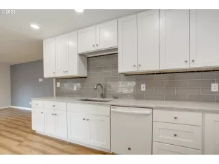 Photo #5: 23526322 Listing