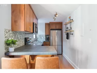 Photo #4: 23526768 Listing