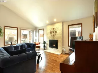 Photo #4: 23527907 Listing