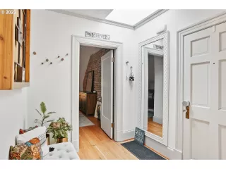 Photo #5: 23529997 Listing