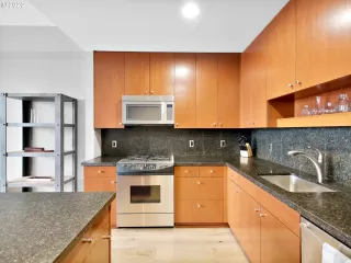 Photo #3: 23530316 Listing