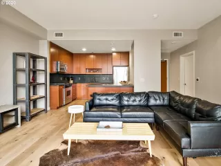 Photo #5: 23530316 Listing