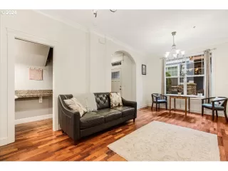 Photo #5: 23532963 Listing