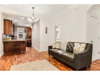 Photo #6: 23532963 Listing