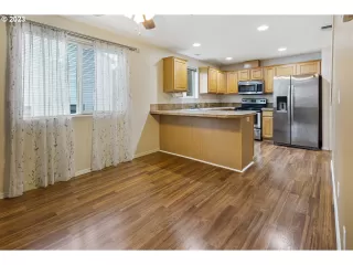 Photo #5: 23534427 Listing