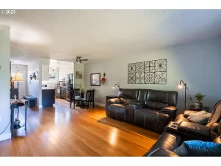 Photo #4: 23535335 Listing