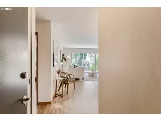 Photo #4: 23537233 Listing