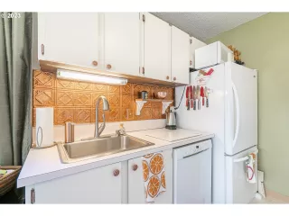 Photo #6: 23537754 Listing