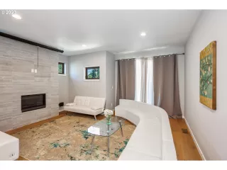 Photo #6: 23539395 Listing