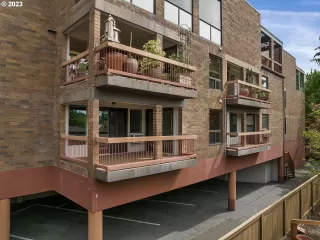 Photo #4: 23540375 Listing