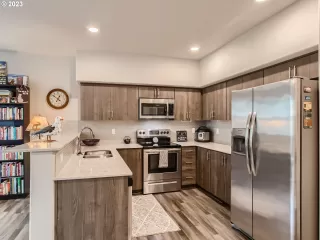 Photo #4: 23540606 Listing