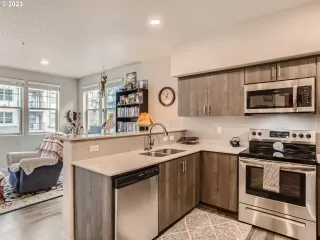 Photo #5: 23540606 Listing