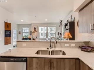 Photo #6: 23540606 Listing