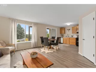 Photo #6: 23540685 Listing