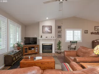 Photo #4: 23541299 Listing