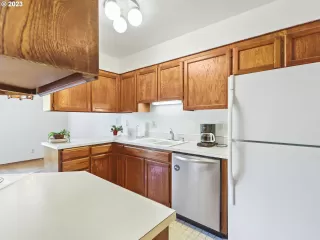 Photo #5: 23546263 Listing