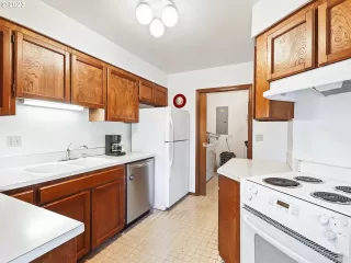 Photo #6: 23546263 Listing