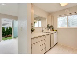 Photo #4: 23546975 Listing