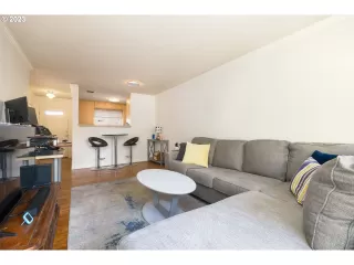 Photo #3: 23548935 Listing