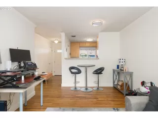 Photo #4: 23548935 Listing