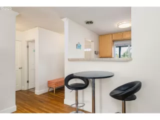 Photo #6: 23548935 Listing