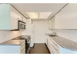 Photo #6: 23552198 Listing