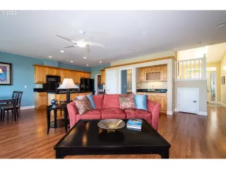 Photo #5: 23554815 Listing