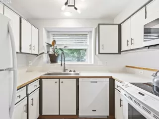 Photo #3: 23556455 Listing