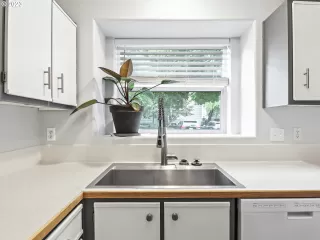 Photo #4: 23556455 Listing