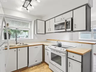 Photo #5: 23556455 Listing