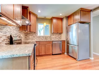 Photo #5: 23556668 Listing