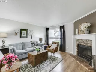 Photo #3: 23556781 Listing