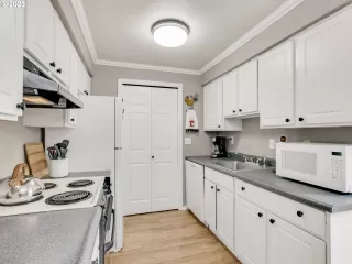 Photo #5: 23556781 Listing