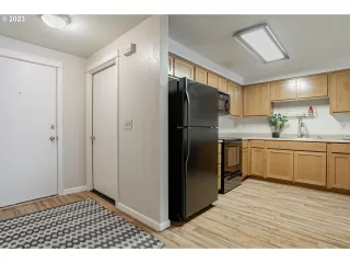 Photo #4: 23559379 Listing